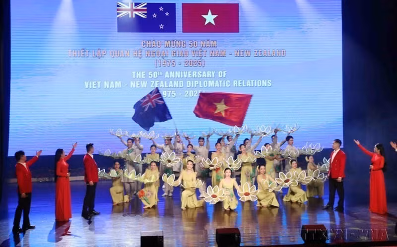 胡志明市人民委员会于2025年11月28日举行的越南与新西兰建交50周年（1975-2025）纪念仪式.（图片来源：越通社）