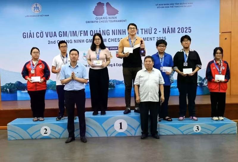 组委会向获奖棋手颁奖。（图片来源：越通社）