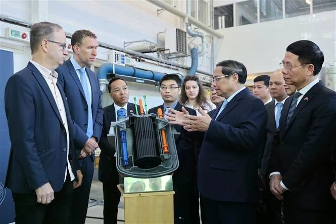 范明正总理造访瑞典皇家工学院核能安全研究室。（图片来源：越通社）