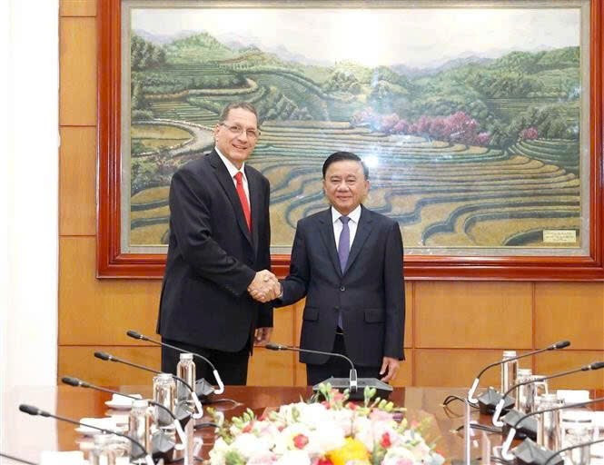 越共中央书记处常务书记陈锦绣会见委内瑞拉统一社会主义党副主席赫苏斯·法里亚。（图片来源：越通社）