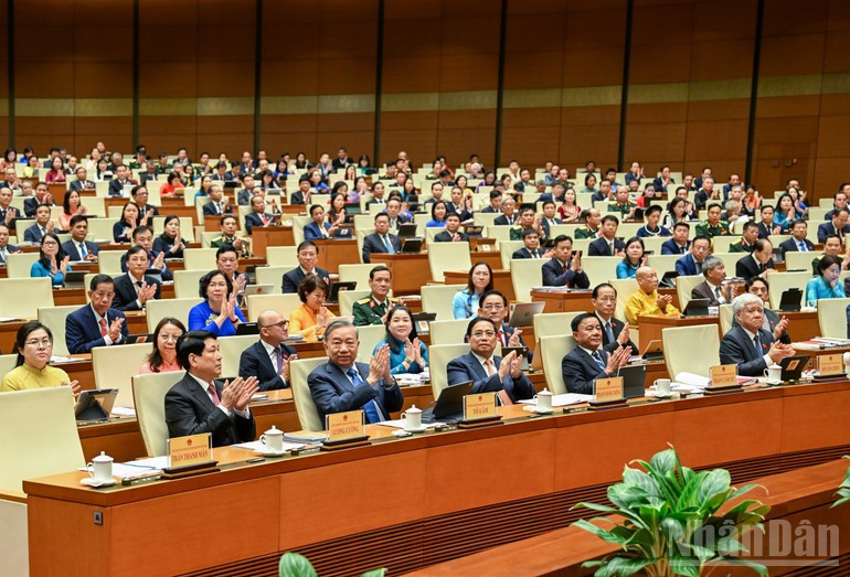 越南第十五届国会第十次会议今天上午隆重开幕。（维灵 摄）