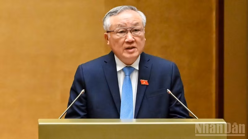 越南政府常务副总理阮和平在会上作出2021-2026年任期政府述职报告。（维玲 摄）