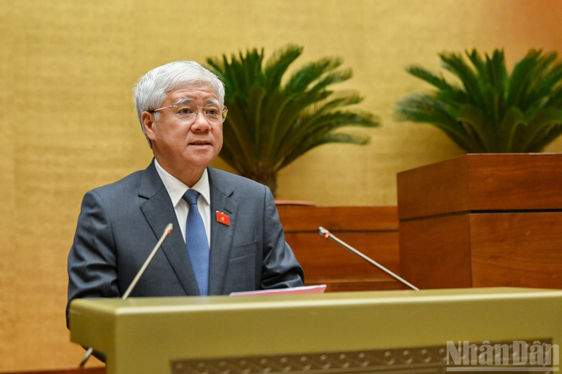 越共中央政治局委员、中央书记处书记、越南祖国阵线中央委员会主席杜文战在会上作报告。（图片来源：越通社）