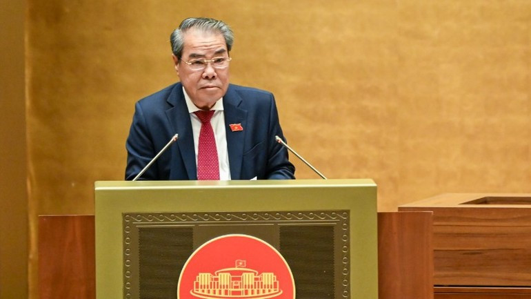 越南国会民愿与监督委员会主任杨清平在会上作报告。（维灵 摄）