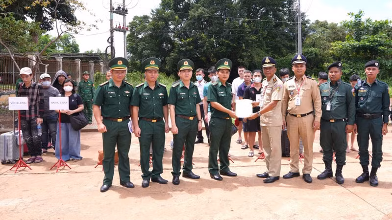 西宁省接收柬埔寨交还的15名越南公民。（图片来源：越通社）