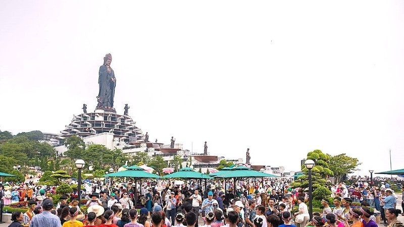 在春节6天假期期间，西宁省黑婆山共接待游客约32.7万人次，同比增长10%。