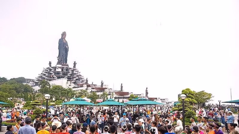 在春节6天假期期间，西宁省黑婆山共接待游客约32.7万人次，同比增长10%。