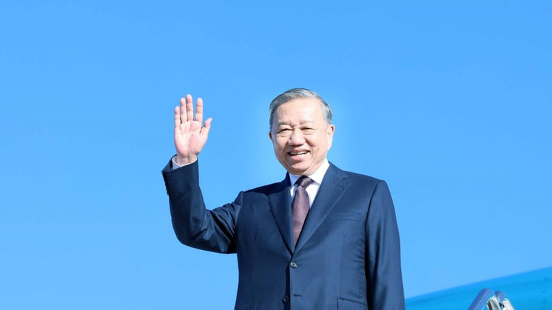 越共中央总书记苏林离开美国安德鲁斯空军基地，圆满结束赴美出席加沙和平委员会开幕会议之行。（图片来源：越通社）