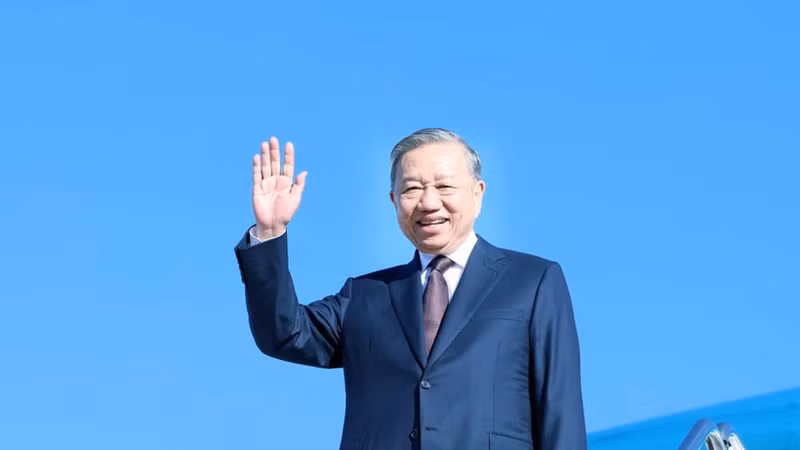 越共中央总书记苏林离开美国安德鲁斯空军基地，圆满结束赴美出席加沙和平委员会开幕会议之行。（图片来源：越通社）