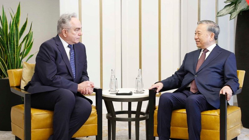 越共中央总书记苏林与美国前副国务卿库尔特·坎贝尔。（图片来源：越通社）