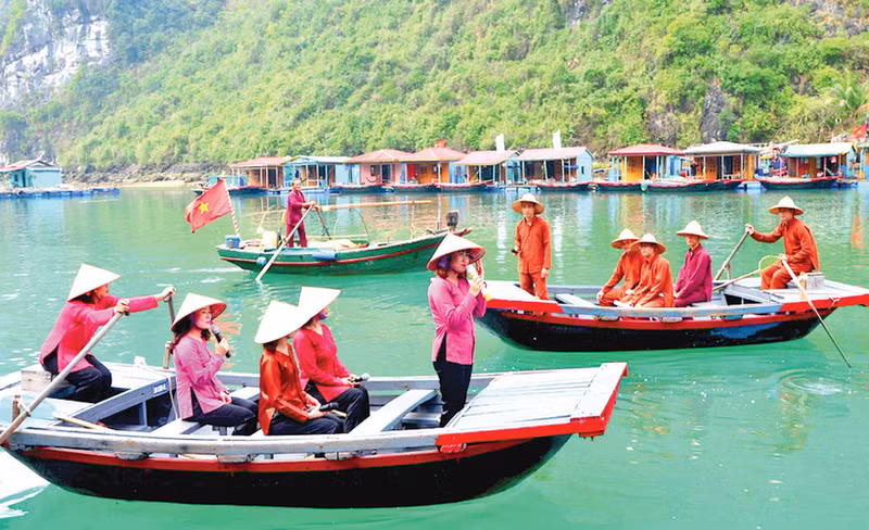 下龙湾的对歌表演是一种独特的文化特色，吸引众多国内外游客的关注。