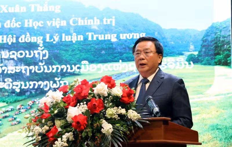 越共中央政治局委员、胡志明国家政治学院院长、中央理论委员会主席阮春胜教授、博士在会上发言。（图片来源：越通社）