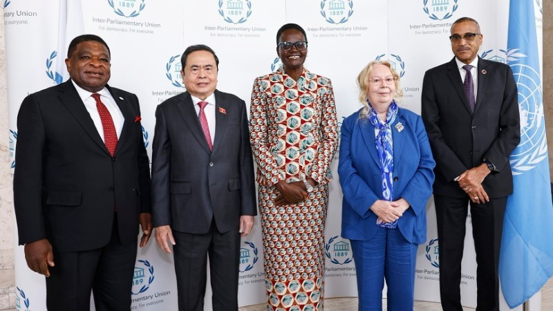 各国议会联盟（IPU）主席图利娅·阿克松和各国议会联盟秘书长马丁·纯贡迎接国会主席陈青敏出席第六次世界议长大会开幕式。（图片来源：越通社）