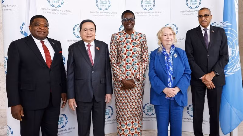 各国议会联盟（IPU）主席图利娅·阿克松和各国议会联盟秘书长马丁·纯贡迎接国会主席陈青敏出席第六次世界议长大会开幕式。（图片来源：越通社）