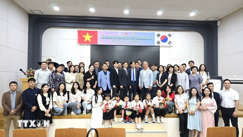 各位代表和嘉宾在仪式上合影留念。（图片来源：越通社）