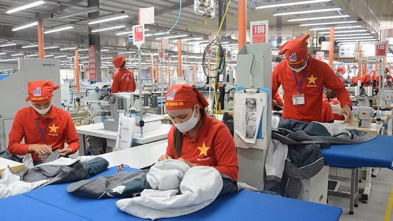 10号服装总公司兴河制衣厂西装生产线。（登英 摄）