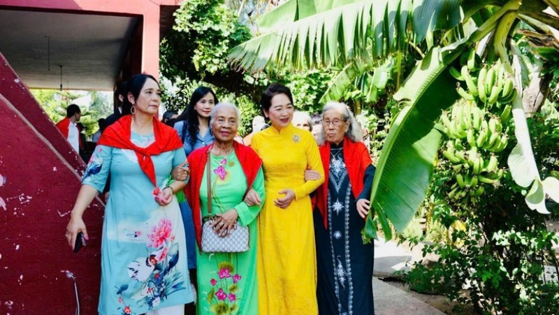 国会主席陈青敏的夫人阮氏青娥专程前往“越南村”看望、慰问当地越南侨胞，并赠送礼物，与大家亲切交谈。