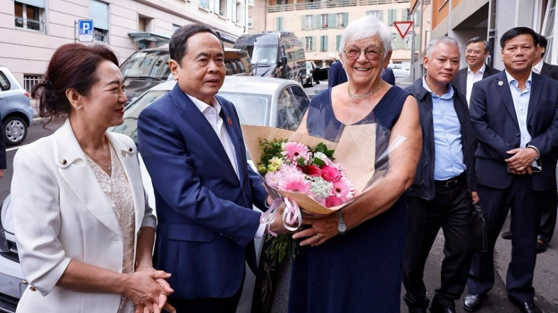 越南国会主席陈青敏与夫人阮氏青娥探访雅克·萨瓦里(Jacques Savary)先生一家。（图片来源：越通社）
