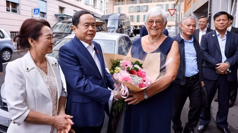 越南国会主席陈青敏与夫人阮氏青娥探访雅克·萨瓦里(Jacques Savary)先生一家。（图片来源：越通社）