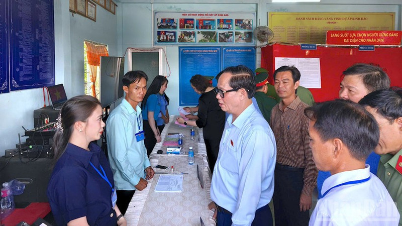 国会副主席陈光方检查金瓯省最南端地区选举准备工作。