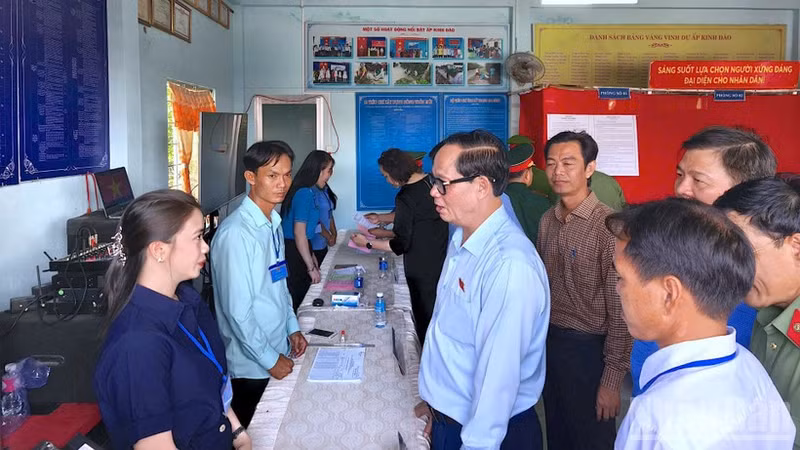 国会副主席陈光方检查金瓯省最南端地区选举准备工作。