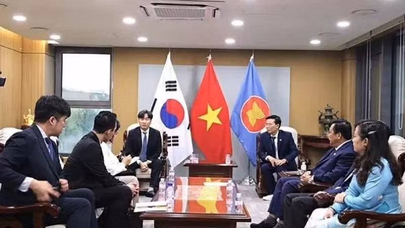 会议期间，广治省与韩国韩华能源集团以及西宁省与韩国GS集团分别举行双边对接座谈，为双方合作开辟了新的空间。（图片来源：越南驻韩国大使馆）