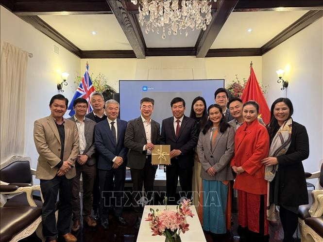 越南外交部副部长阮孟强与各位代表合影。（图片来源：越通社）
