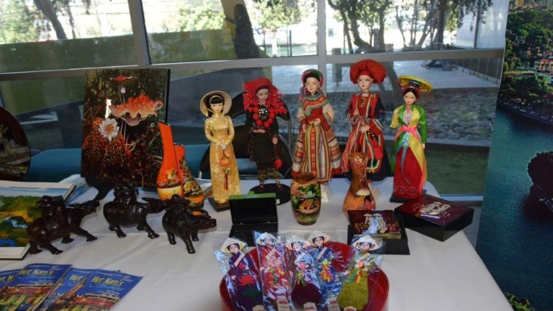 在东盟文化博览会上展出的越南传统手工艺品。（图片来源：越南驻智利大使馆）