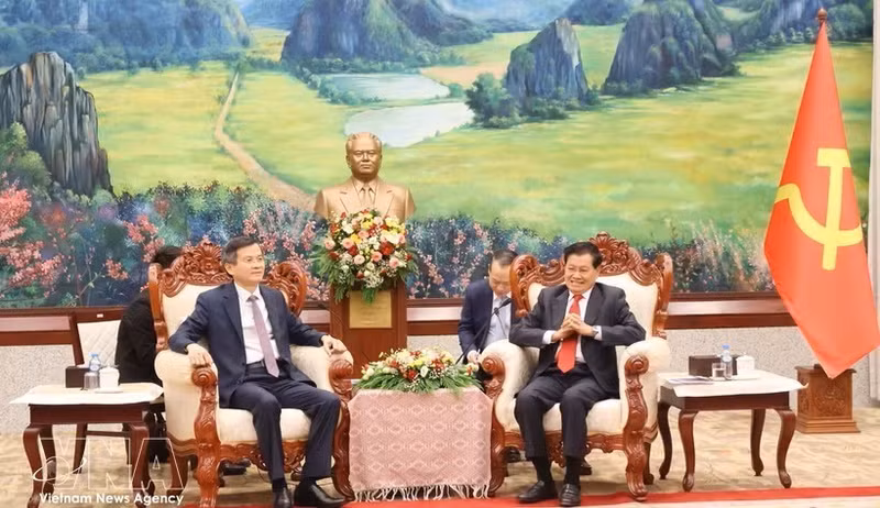老挝人民革命党中央总书记、国家主席通伦·西苏里（右）会见前来礼节性拜会的越共中央政治局委员、胡志明国家政治学院院长段明训副教授、博士。（图片来源：越通社）