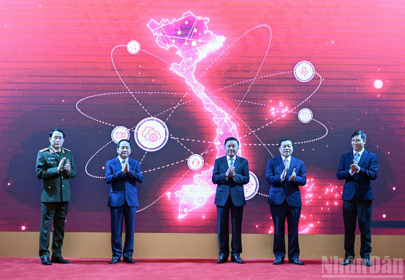 中央书记处常务书记陈锦秀和各位代表出席仪式。