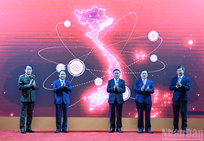 中央书记处常务书记陈锦秀和各位代表出席仪式。