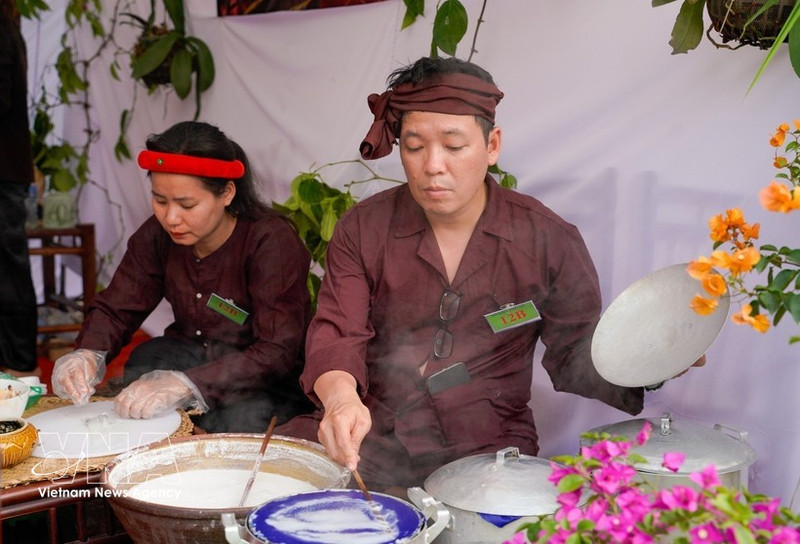 清池卷粉粉皮薄、软、透，带有大米自然清香，常配以清淡蘸料和炸葱食用。（图片来源：越通社）