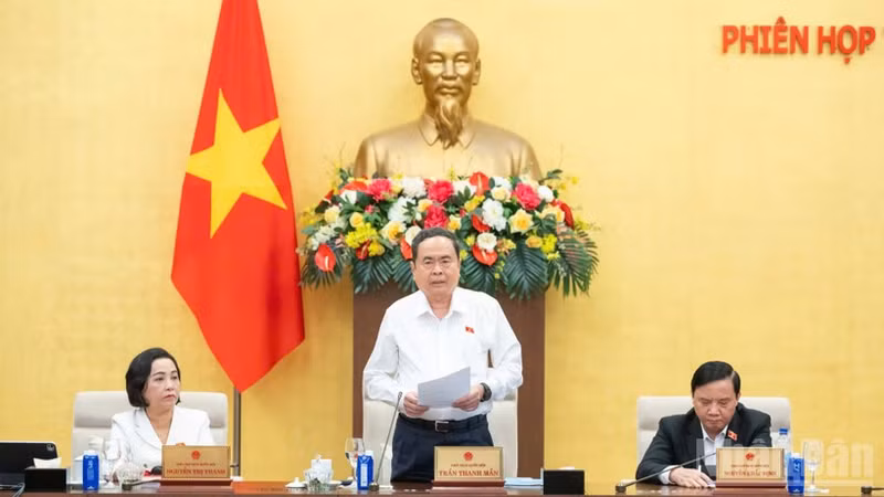 越南国会主席陈青敏在会上致辞。（维灵 摄）