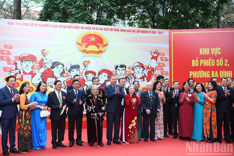 苏林总书记与各位代表及选民在河内市巴亭坊第2投票区合影。