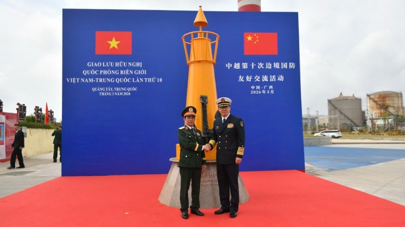 潘文江大将与董军上将参观“海上胡志明小道”遗迹。