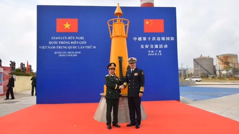 潘文江大将与董军上将参观“海上胡志明小道”遗迹。