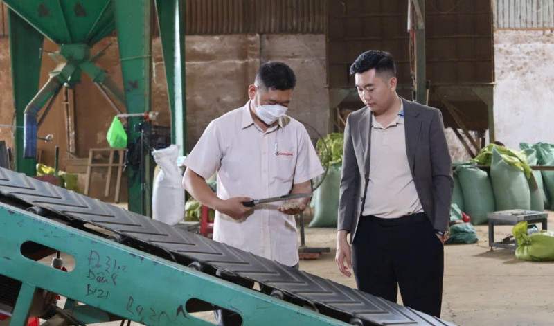 Dawnsky公司代表陈平明（右）就准备农产品货源以服务出口的相关工作进行交流。（图片来源：thanhtra.com.vn）