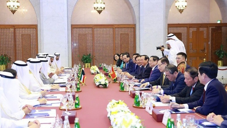 越南政府总理范明正与科威特首相谢赫·艾哈迈德·阿卜杜拉·艾哈迈德·萨巴赫举行会谈。（图片来源：政府门户网站）