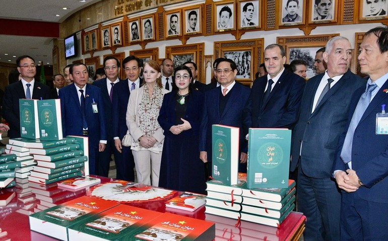 范明正总理和夫人出席阿拉伯语版《奠边府》一书发布仪式。（清江 摄）