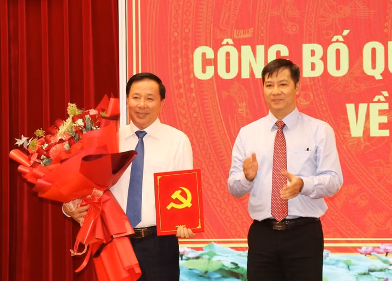 越共中央委员、中央组织部副部长阮成心向阮文幼同志颁授越共中央书记处的决定。（图片来源：越通社）