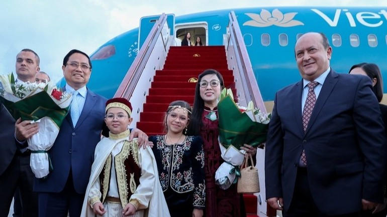 范明正总理和夫人黎氏碧珍抵达阿尔及尔胡阿里·布迈丁国际机场（Houari Boumediene Alger），开始对阿尔及利亚进行正式访问。（图片来源：政府门户网站）