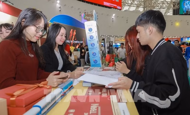 各旅行社的展区人气旺盛，游客纷纷前来了解冬季、新年及春节等旅游线路，以及机票、火车票、酒店等相关服务。（图片来源：越通社）