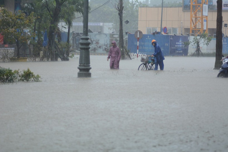 持续强降雨导致多条路段积水严重。（图片来源：越通社）