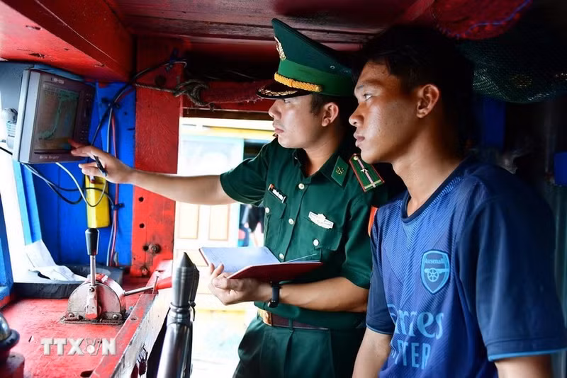 执法力量登船检查渔船。（图片来源：越通社）