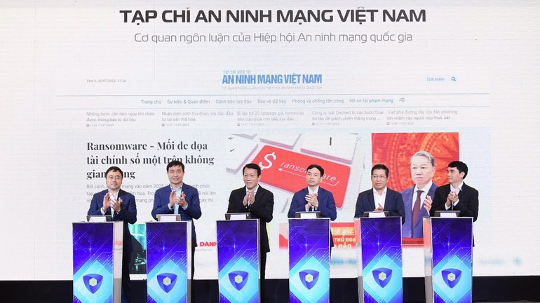 梁三光大将和与会代表共同按下启动按钮，正式推出《越南网络安全》杂志。（图片来源：国家网络安全协会）