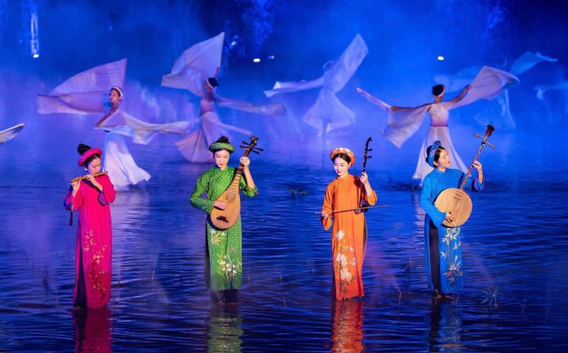 《北部精华》演出中的一个场景，展现了浓厚的越南文化特色。（图片来源：组委会提供）