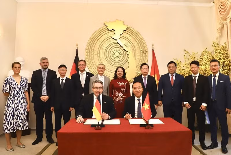 越南国家副主席武氏映春出席并见证签署仪式。（图片来源：越通社）