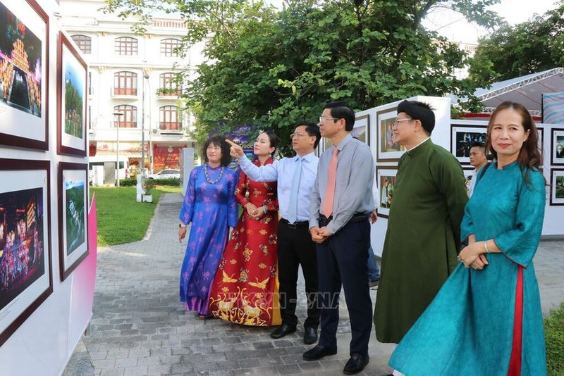 越南文化体育与旅游部副部长胡安峰参观摄影展。（图片来源：越通社）