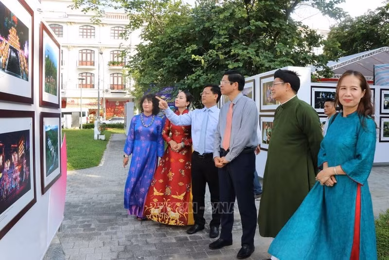 越南文化体育与旅游部副部长胡安峰参观摄影展。（图片来源：越通社）
