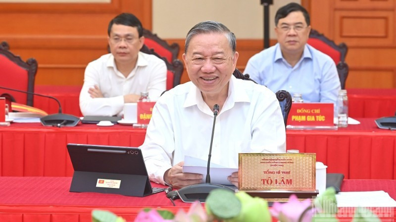 越共中央总书记苏林在会上致辞。（登科 摄）